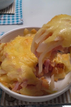 ジャガイモと玉ねぎベーコンのチーズ焼き